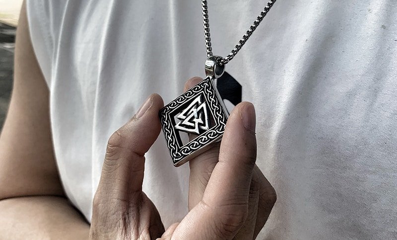 Collier viking Valknut finement gravé