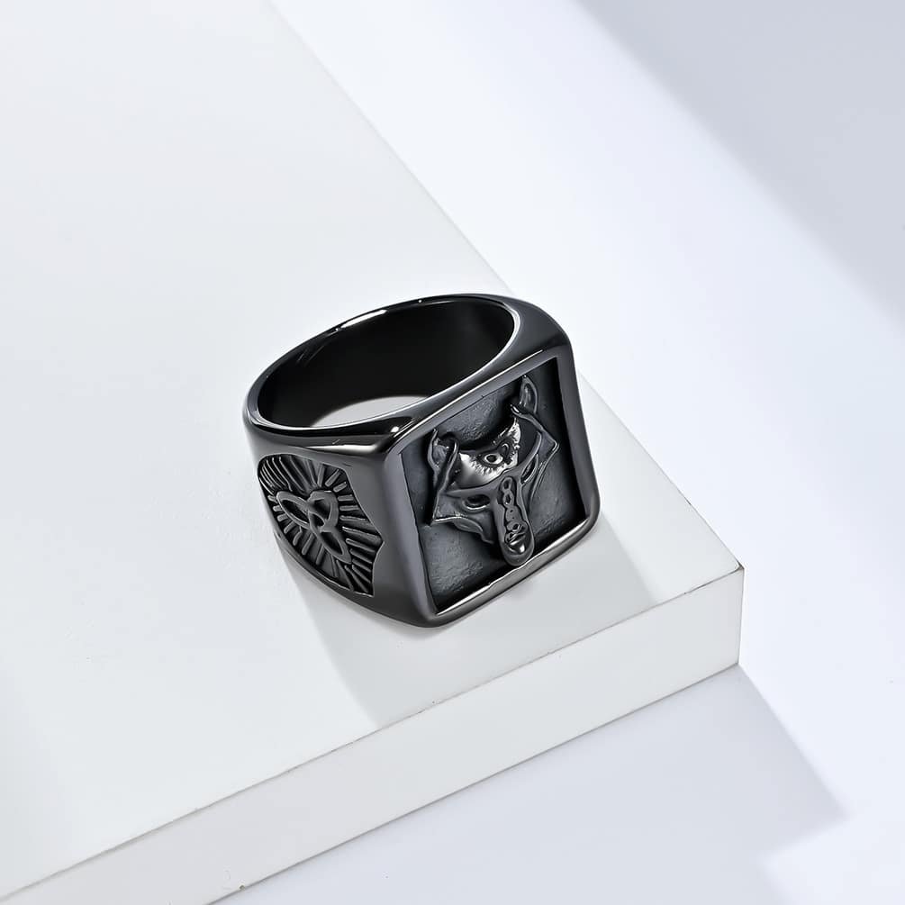 Chevalière viking en acier titane avec motif tête de loup noir