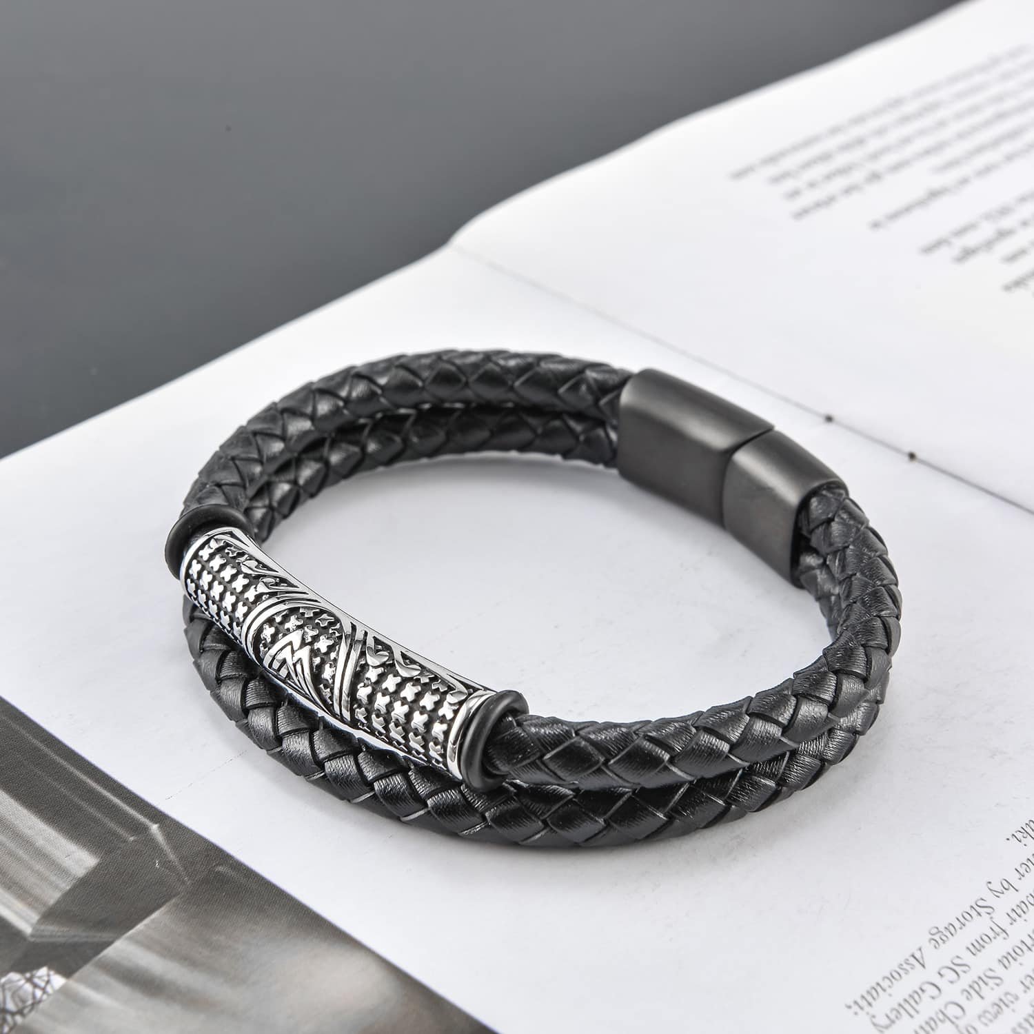 Bracelet viking en cuir noir avec motif en damier et détails en acier inoxydable