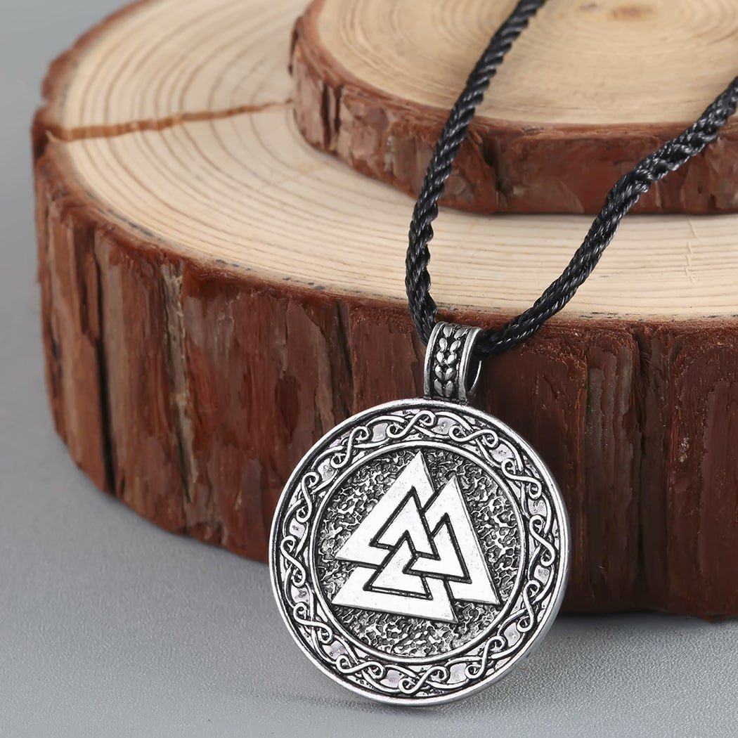 Pendentif viking triskel en alliage vieilli style celtique