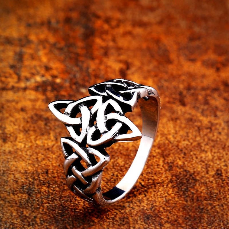 Bague viking en acier titane avec motif tête de mort et triskel finement détaillé