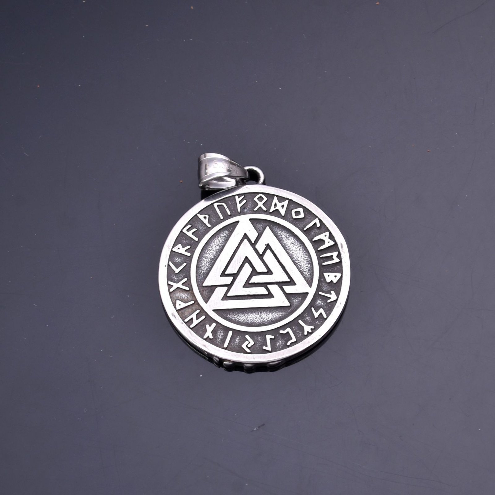 Pendentif viking triskel en alliage vieilli cordon en cuir tressé