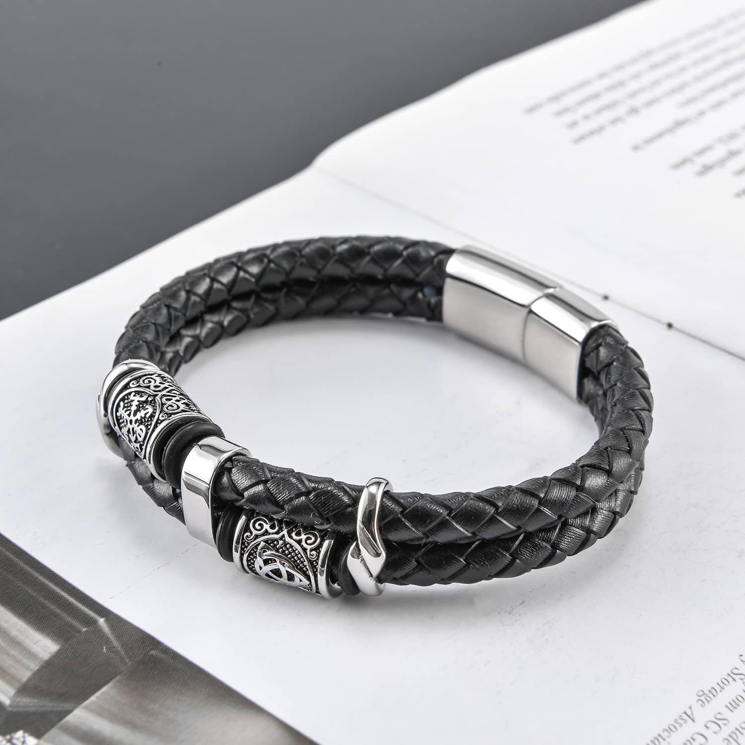 Bracelet viking en cuir tressé noir avec fermoir et motifs gravés lanière en cuir