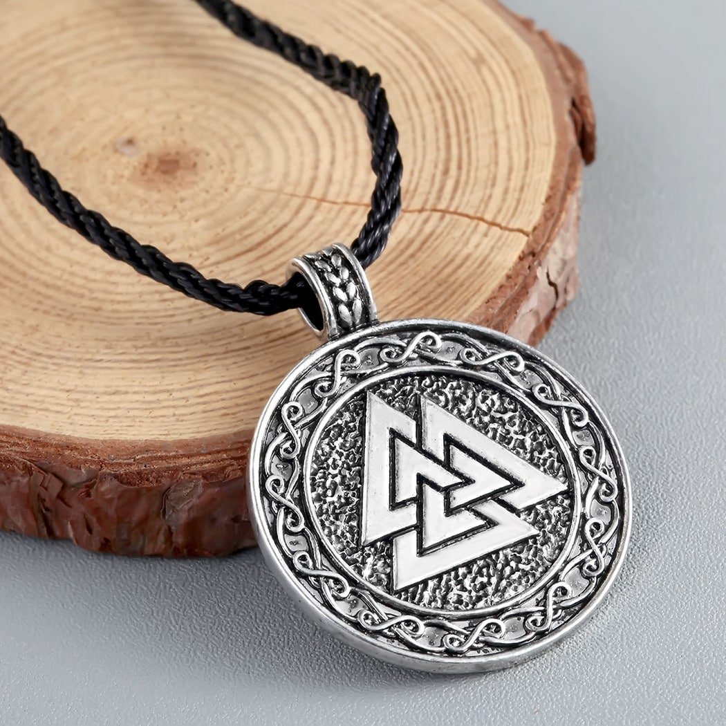 Pendentif viking triskel en alliage vieilli et polie