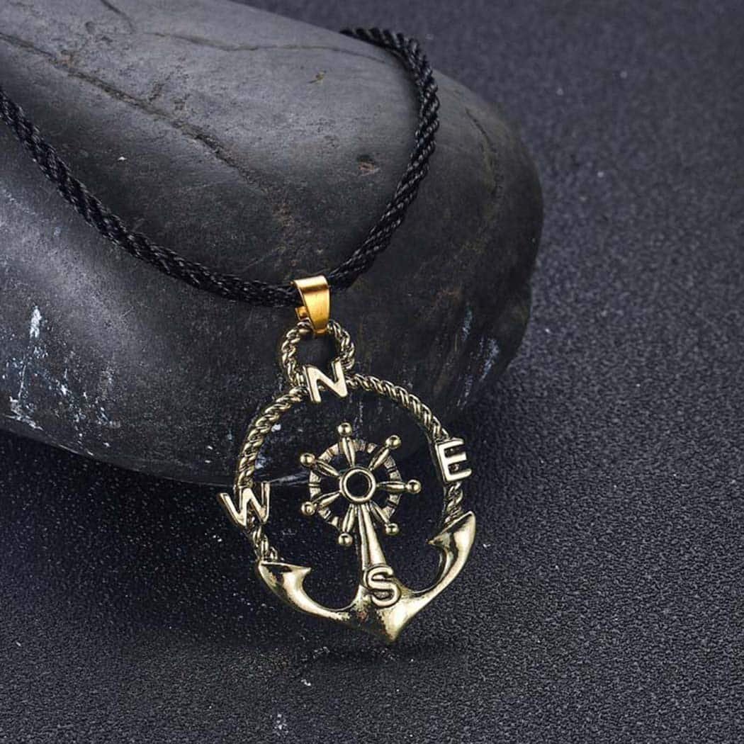 Pendentif Viking doré Symbole d'Aventure et de Navigation