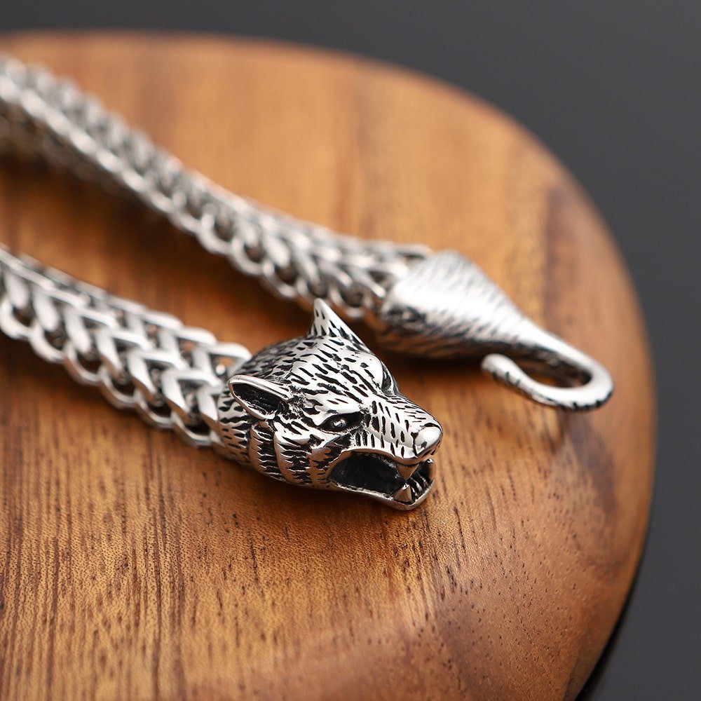 Collier Viking Tête de Loup Finition argentée