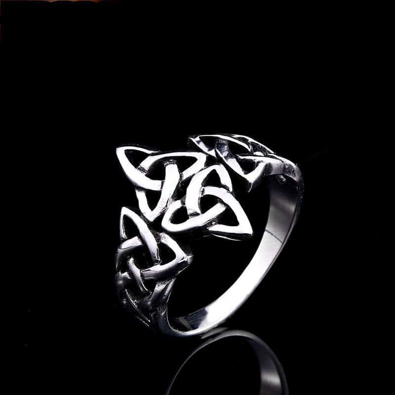 Bague viking en acier titane avec motif tête de mort et triskel