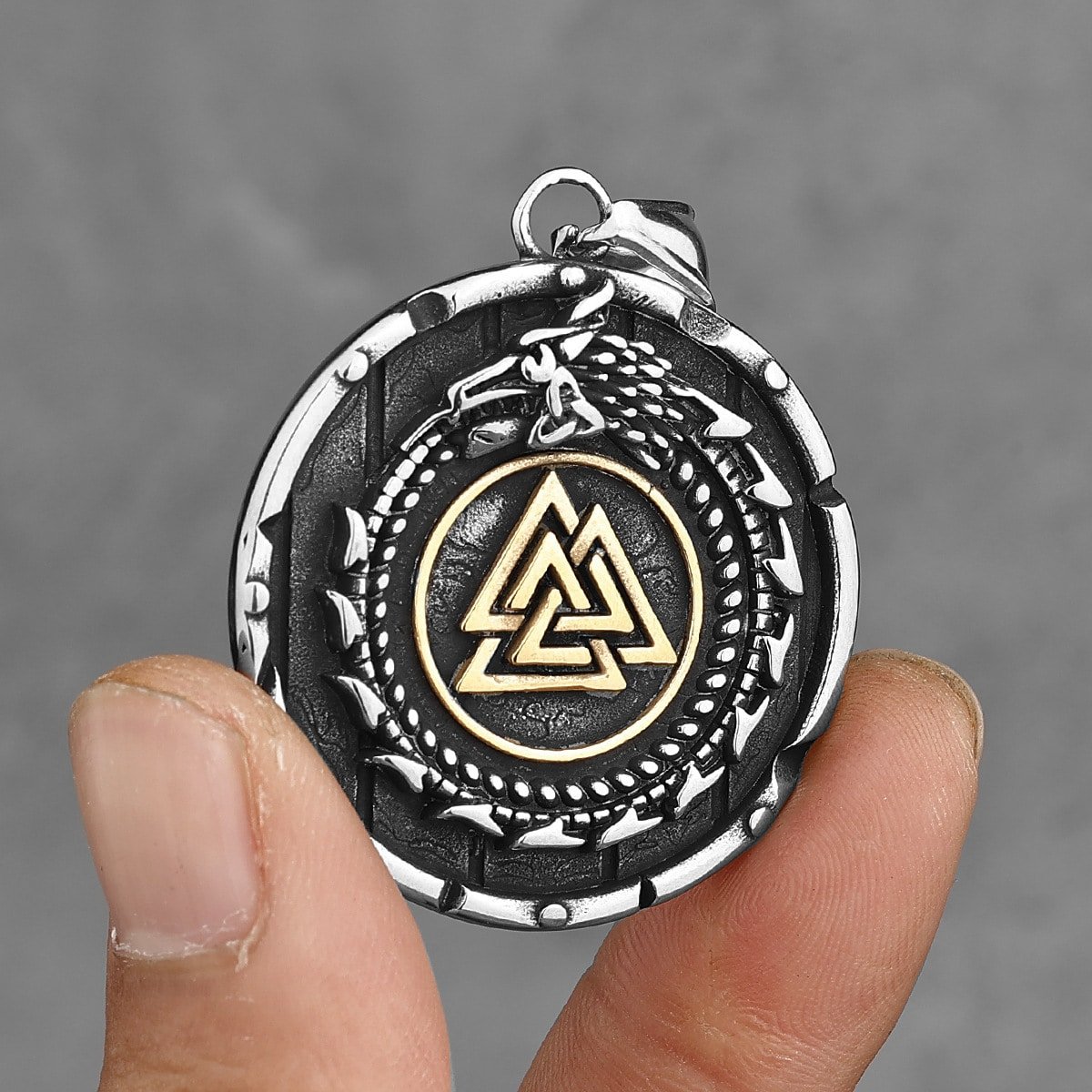 Pendentif viking en acier titane motif runique doré