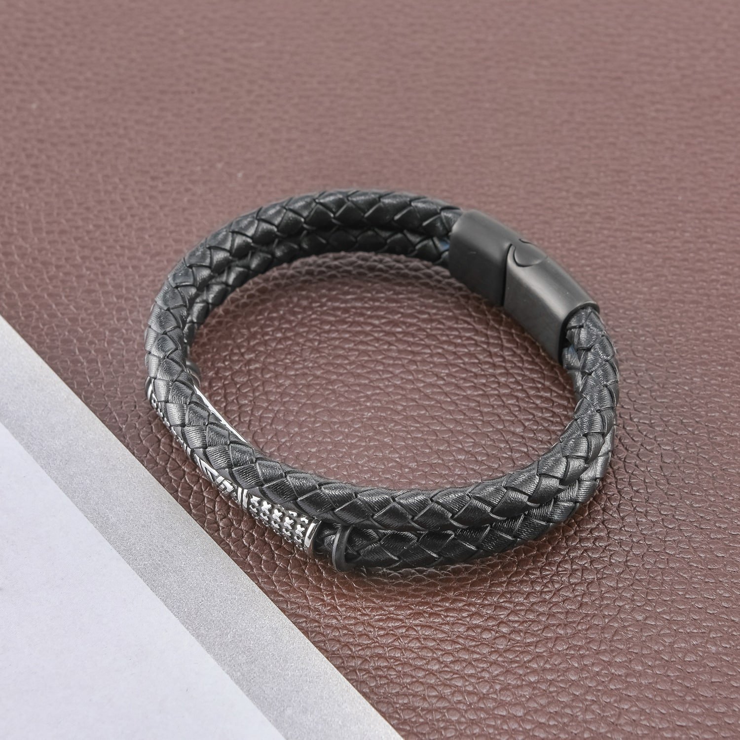 Bracelet viking en cuir noir avec motif en damier