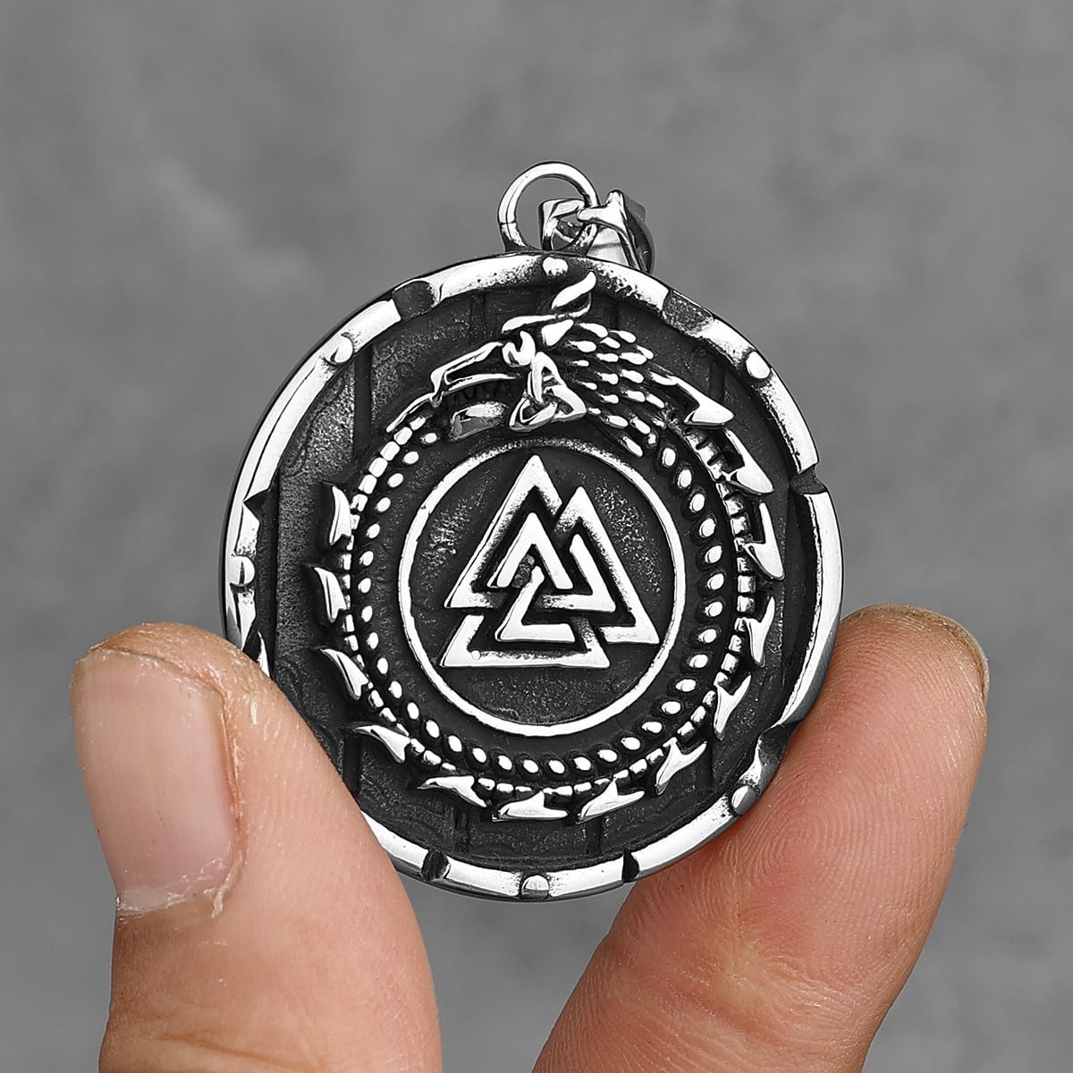 Pendentif viking en acier titane motif runique argenté