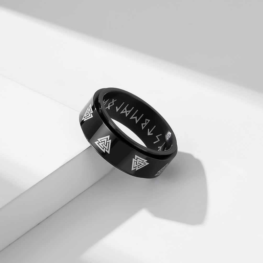 Bague viking en acier inoxydable avec runes noir et motifs triangulaires