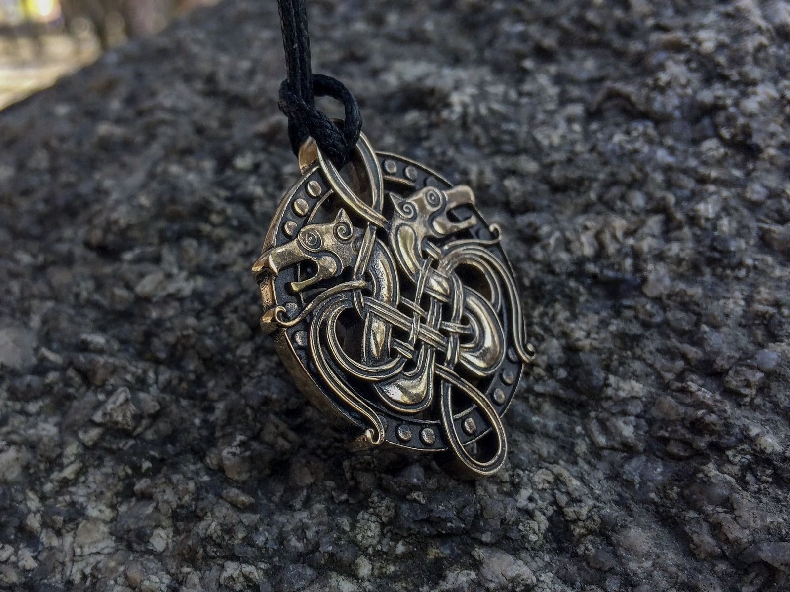 Pendentif viking en bronze avec motif tête de loup