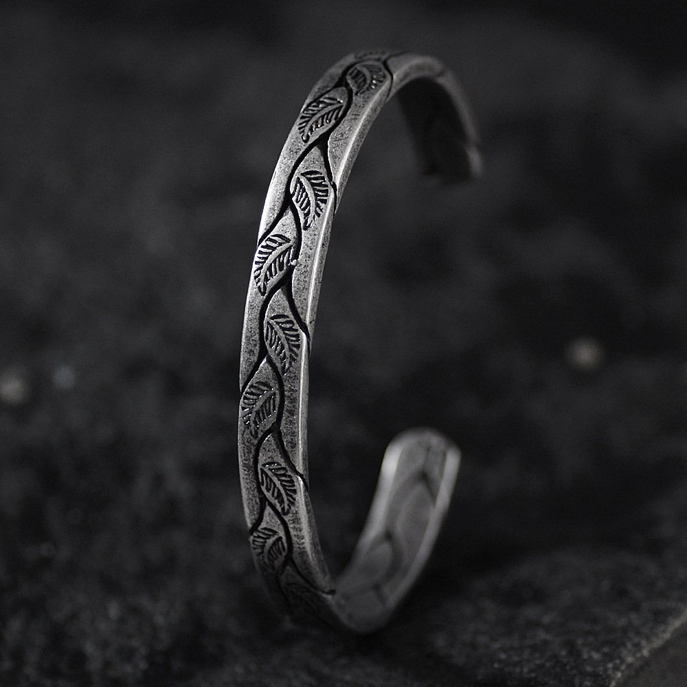 Bracelet viking en acier titane motif feuille finition brillante