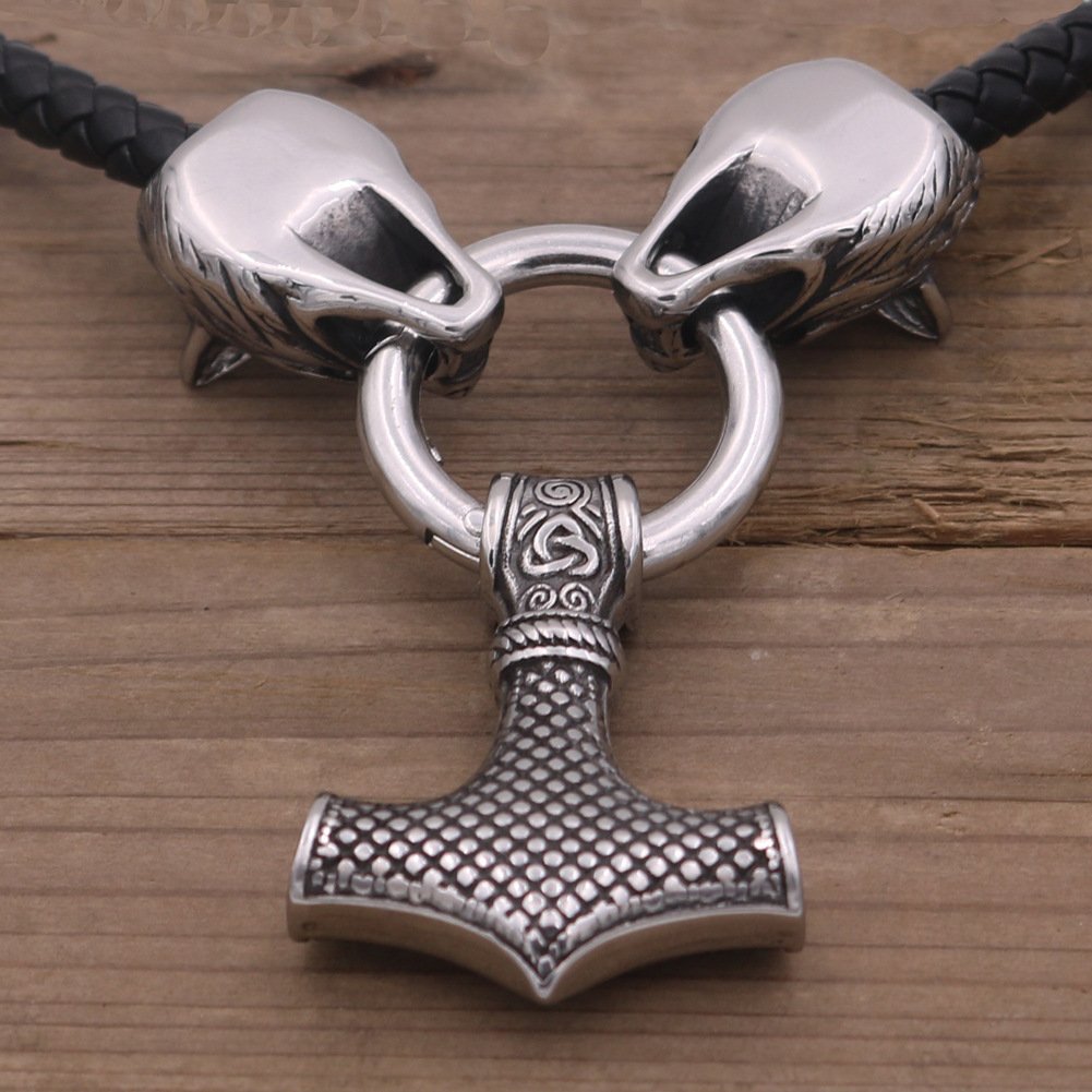 Collier Viking Marteau de Thor avec Têtes de Loup en Acier Titane finition brillante