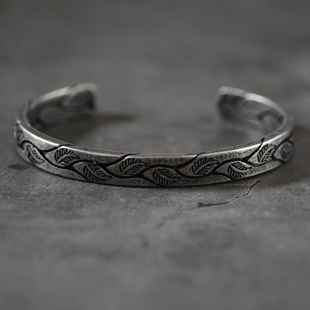 Bracelet viking en acier titane motif feuille finition polie