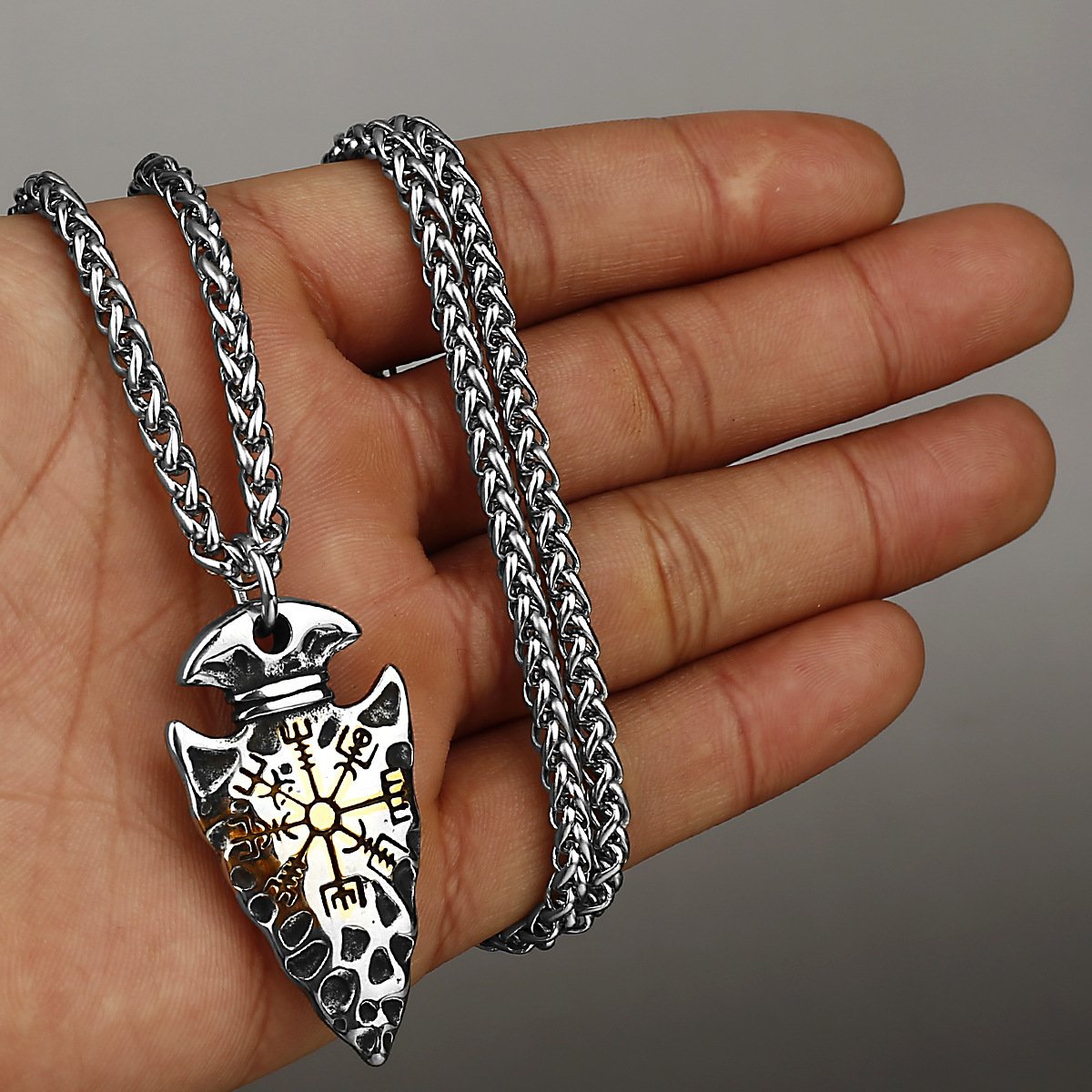 Pendentif Viking Pointe de Flèche Runes avec chaine