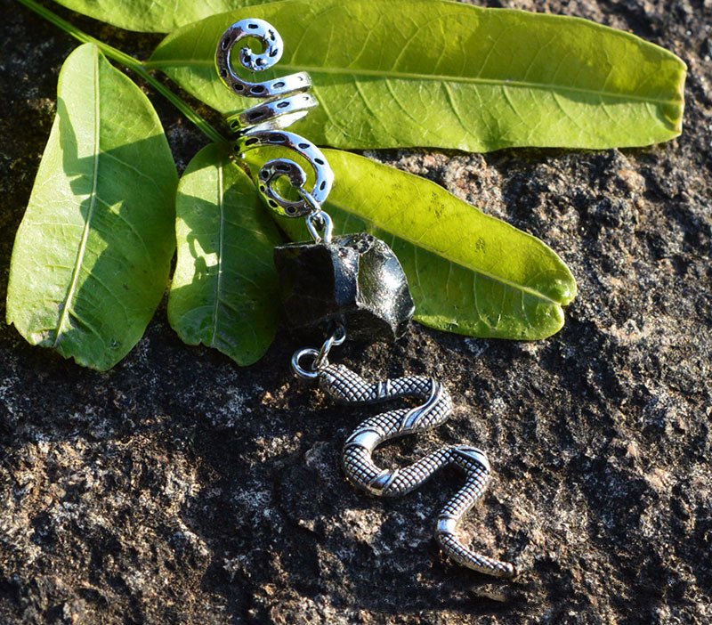 Boucles d'oreilles pendantes serpent viking avec cristal brut noir