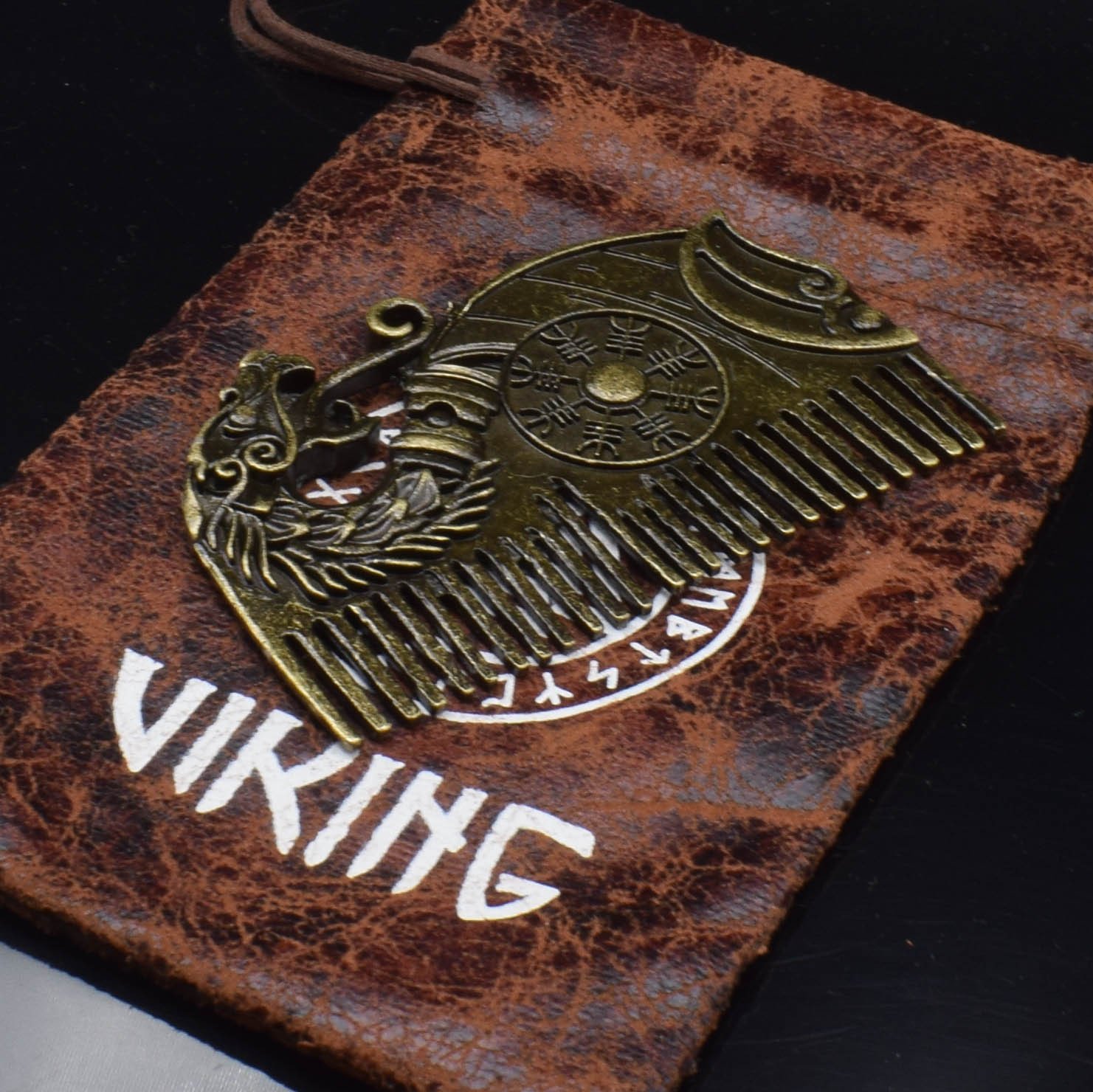 Peigne viking en bronze avec tête de dragon style retro