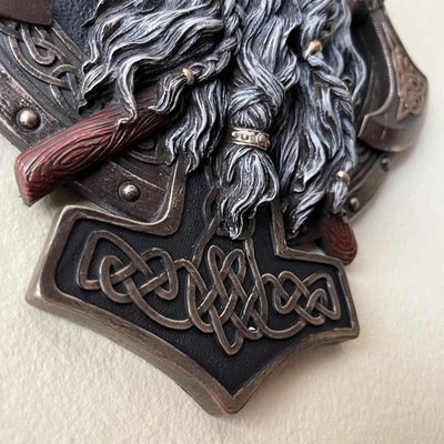 Décoration Murale Viking - Tête de Berserker avec Mjolnir finition réaliste et durable