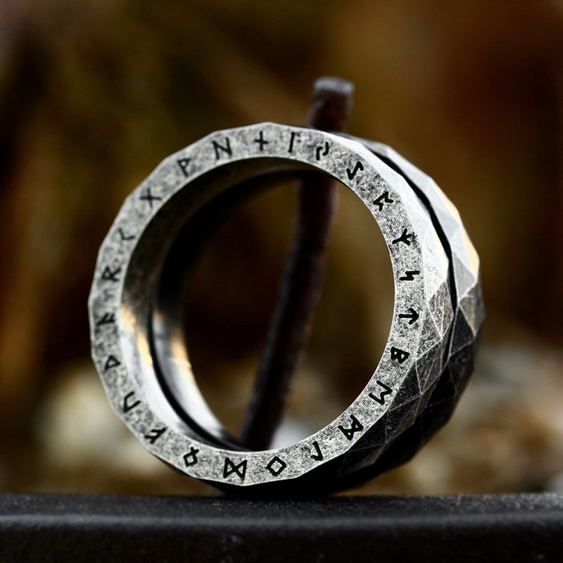 Bague Viking Runes Facettée acier titane de haute qualité