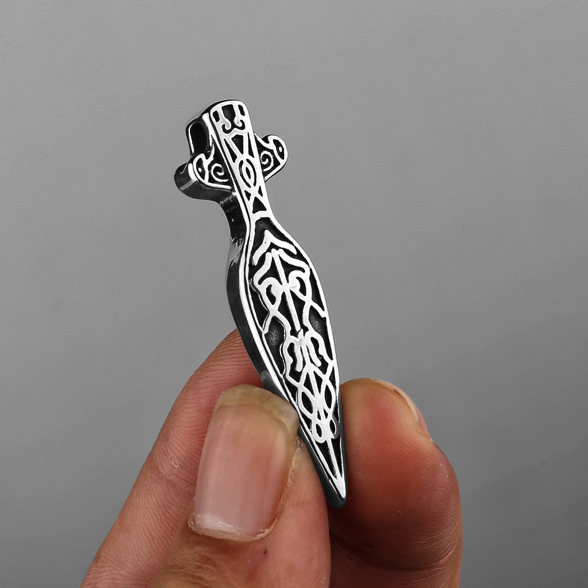 Pendentif Viking Gungnir en Acier Titane - Symbole de Puissance Nordique