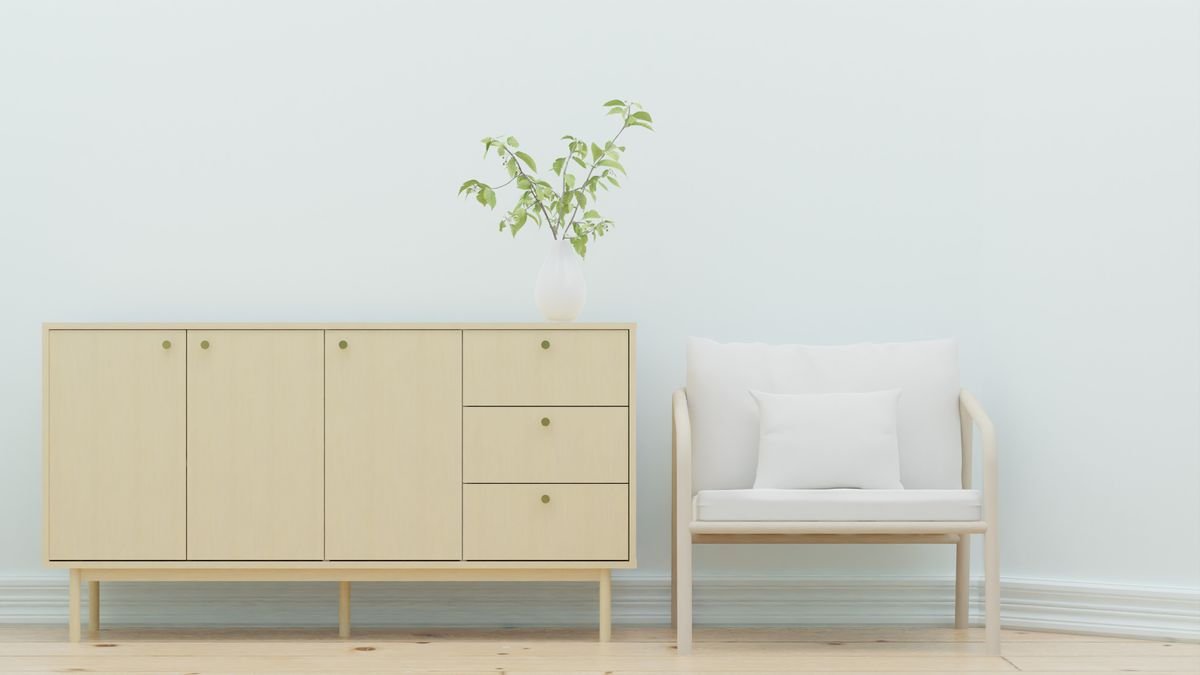 Buffet en bois et fauteuil dans un interieur minimaliste