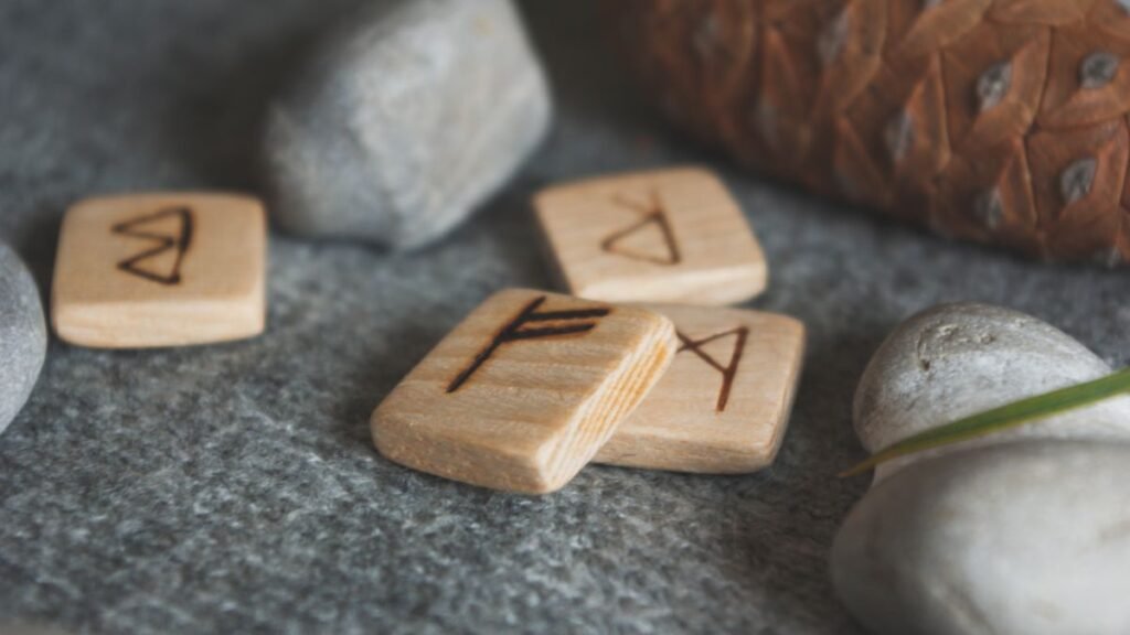 Lettre runique gravee dans le bois, motif entrelace