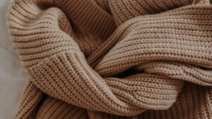 Pull en grosse maille de laine ecrue plie