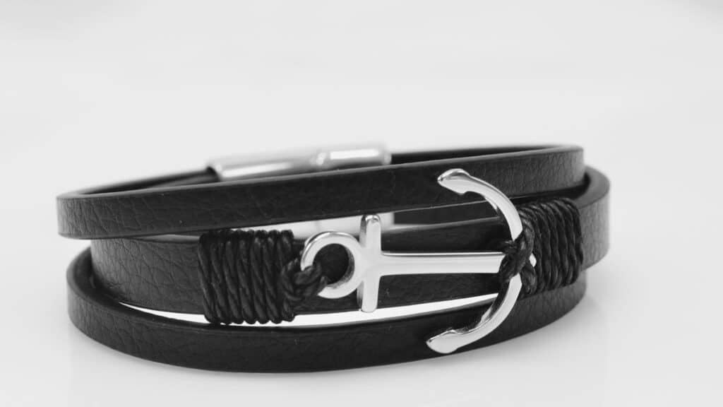 Bracelet viking en cuir noir avec fermoir en acier