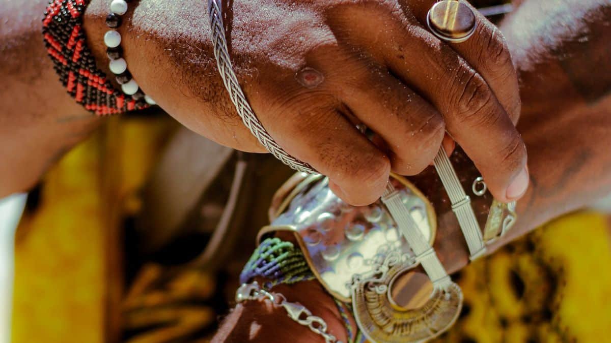 Bagues et chevalieres vikings portees avec des bracelets