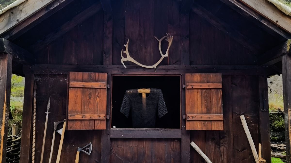 Armurerie viking traditionnelle avec haches et boucliers