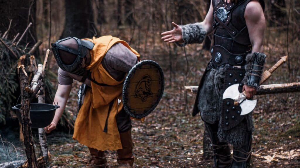 Guerriers vikings en armure avec hache dans une foret