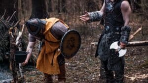 Guerriers vikings en armure avec hache dans une foret