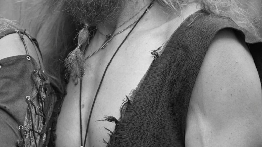 Homme barbu aux cheveux longs en tenue viking